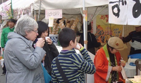 Angela, Yoko & Nesta Sampling different green teas from the old lady in the Market  Kamamoto, Kyushu